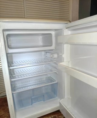 Mini nevera blanca con congelador