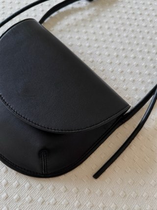 Bolso de piel ovalado de ZARA