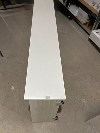 Cuna convertible color madera y blanco