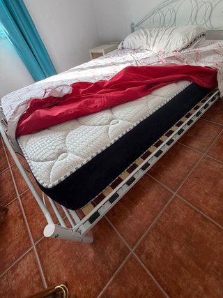 Cama y colchón de 1,40x1,90.