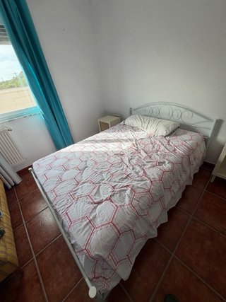 Cama y colchón de 1,40x1,90.