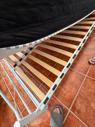 Cama y colchón de 1,40x1,90.