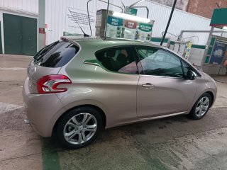 Peugeot 208 2012