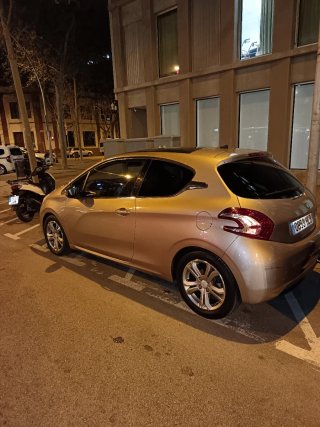 Peugeot 208 2012