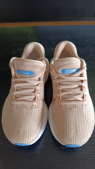 Sapatilhas Nike ZoomX bege e cinza