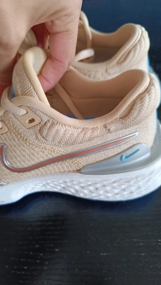 Sapatilhas Nike ZoomX bege e cinza