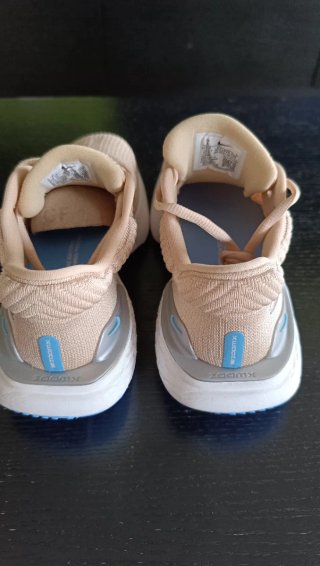 Sapatilhas Nike ZoomX bege e cinza