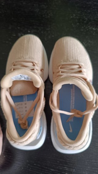 Sapatilhas Nike ZoomX bege e cinza