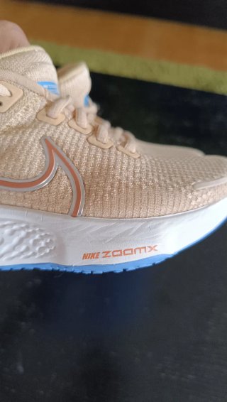 Sapatilhas Nike ZoomX bege e cinza