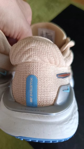 Sapatilhas Nike ZoomX bege e cinza