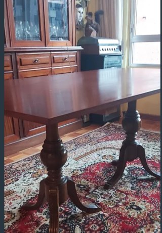 Mesa de comedor de madera oscura
