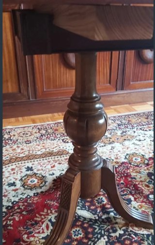 Mesa de comedor de madera oscura
