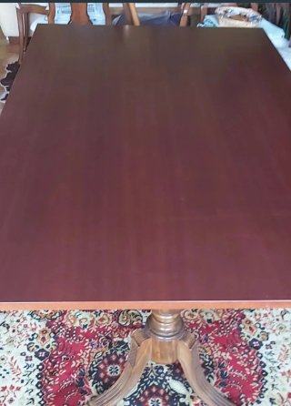 Mesa de comedor de madera oscura