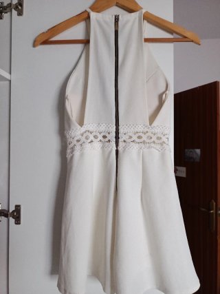 Mono corto blanco con encaje