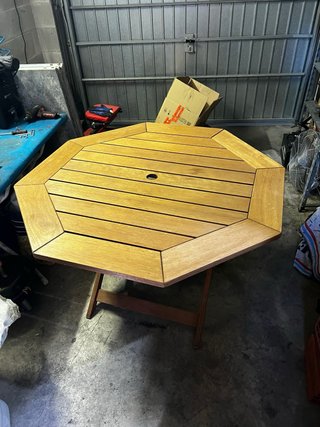 Mesa de madera octogonal para exterior