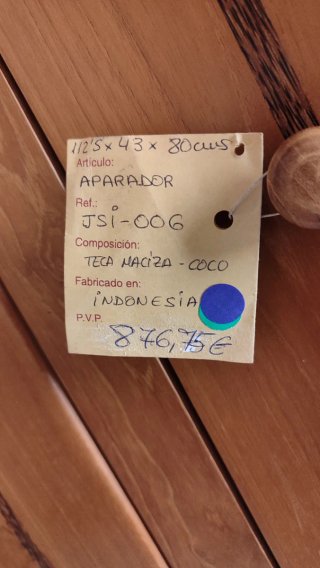 Aparador de madera con cajones y puertas