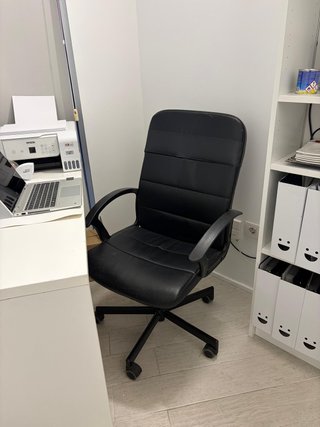 Escritorio blanco y regalo de silla
