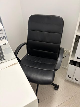 Escritorio blanco y regalo de silla