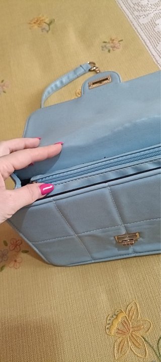 Tracolla azzurra trapuntata con catena