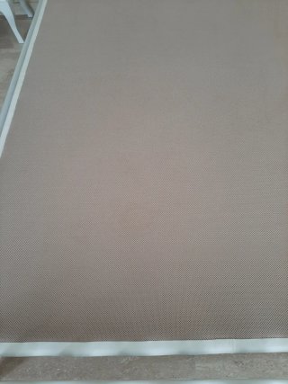 Somier tapizado en cuero beige y blanco.