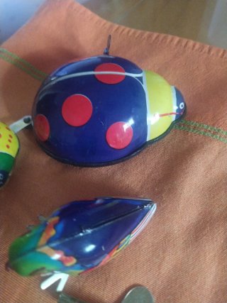 Juguete de cuerda metálico de mariquitas