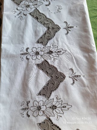 Tovaglia ricamata a mano x12