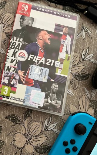 Nintendo Switch + Custodia + FIFA 21