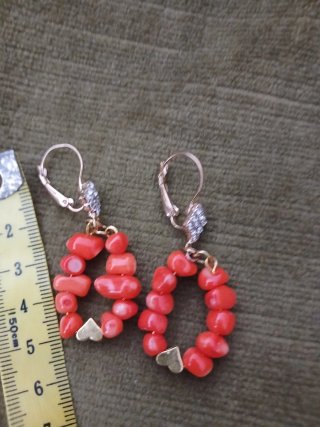 Pendientes color Coral y detalles dorados