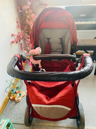 Carro de bebé rojo