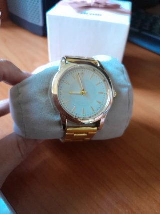 Orologio da polso dorato con quadrante blu