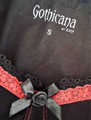 Top Gothicana Negro con Encaje Burdeos