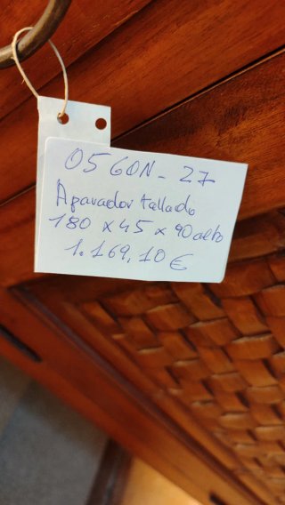 Aparador de madera tallada