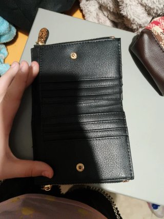 Cartera con estampado de serpiente y Hello Kitty