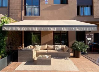 Toldo de terraza beige y marrón
