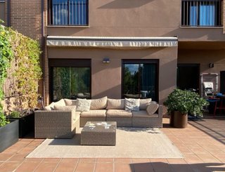 Toldo de terraza beige y marrón