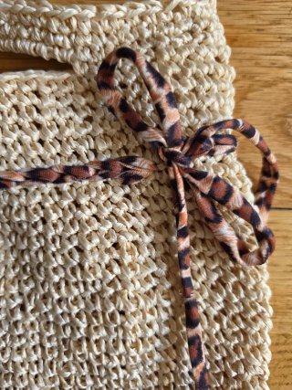 Bolso artesanal beige con detalle marrón