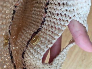 Bolso artesanal beige con detalle marrón