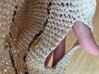 Bolso artesanal beige con detalle marrón