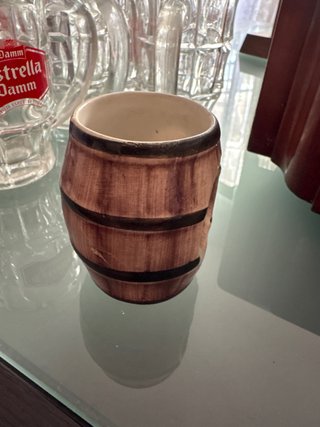 Jarra de cerámica pintada a mano.