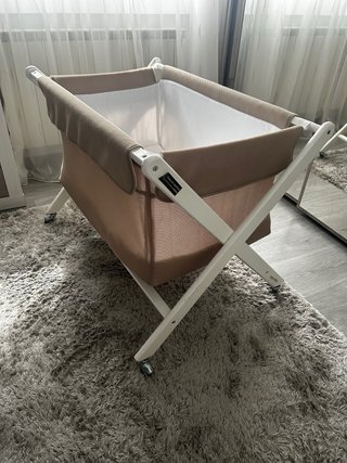 Mini cuna blanca con ruedas