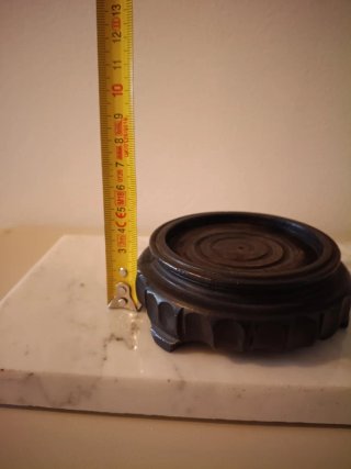 Peana estilo oriental de madera oscura