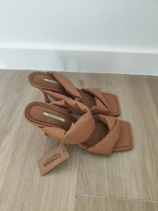 Sandalias de tacón marrón