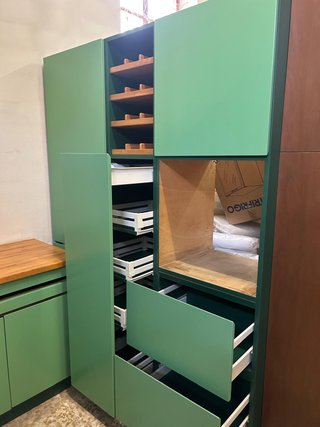 Cucina componibile verde e legno