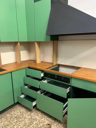 Cucina componibile verde e legno