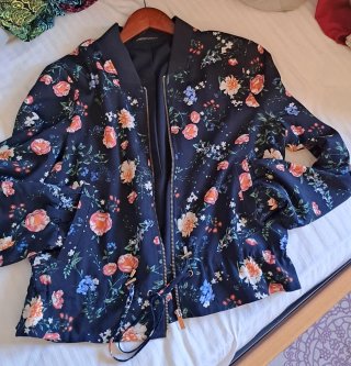 Cazadora floral tipo chándal
