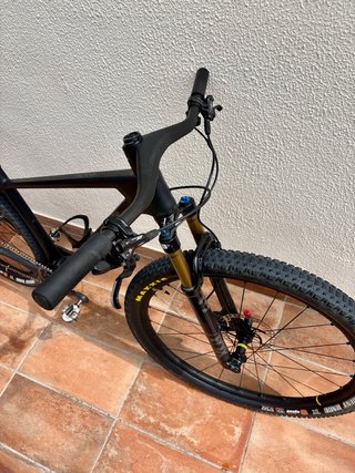 Megamo Factory AXS Race