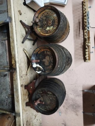 Barril de madera con grifo