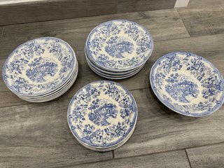 Set di piatti antichi con design