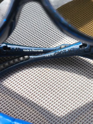 Gafas de sol azules y negras