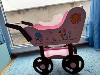 Carrito de madera para muñecas